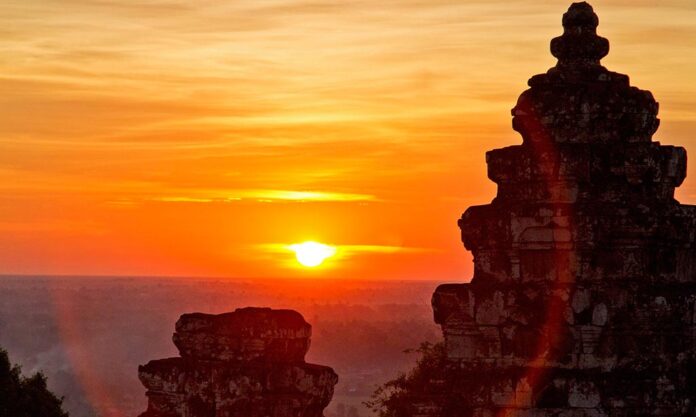 Sunset at Phnom Bakheng Sunset at Phnom Bakheng